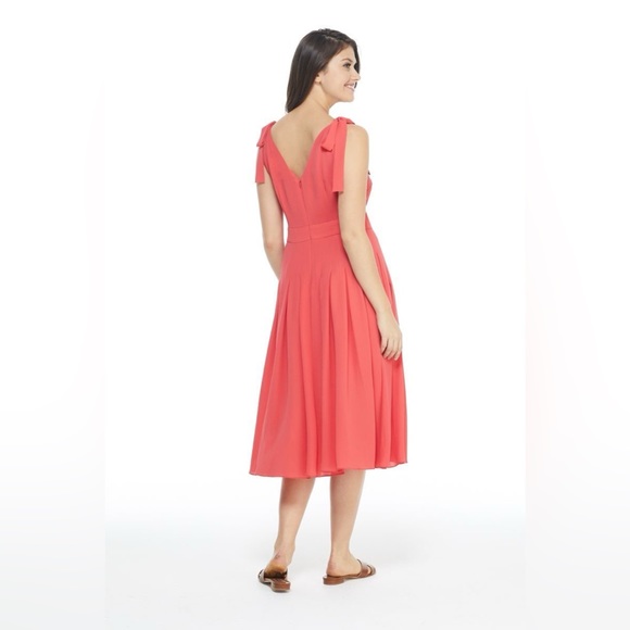 Gal Meets Glam Scarlett - Picture 4 of 7